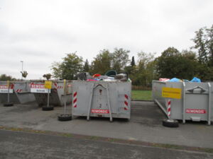 Das Foto zeigt mehrere Container auf dem Wertstoffhof des ZAOE in Großenhain.