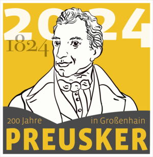 Das Logo zeigt auf einem gelben Hintergrund im oberen Bildbereich einen Mann, Karl B. Preuker, in historischer Kleidung. Im unteren Bildbereich ist ein aufgeschlagenes Buch in grau dargestellt, darauf steht: 200 Jahre in Großenhain. Preusker.