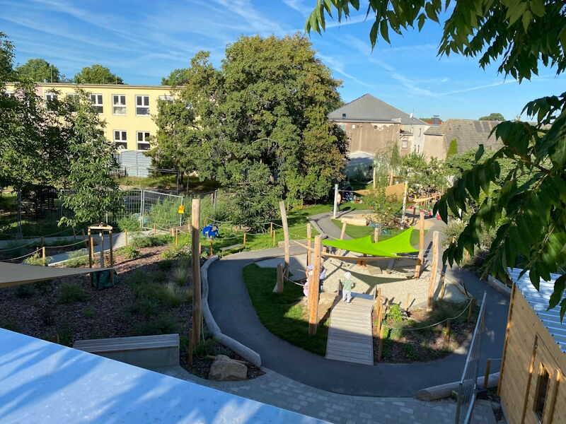 Ersatzneubau Kita Chladeniusstraße, Blick auf das Außengelände (Teilfläche) mit Spielfläche, Aufnahme Stadtverw. Grhn. 05092023