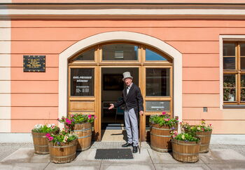 Ein Mann steht vor einem alten Haus.