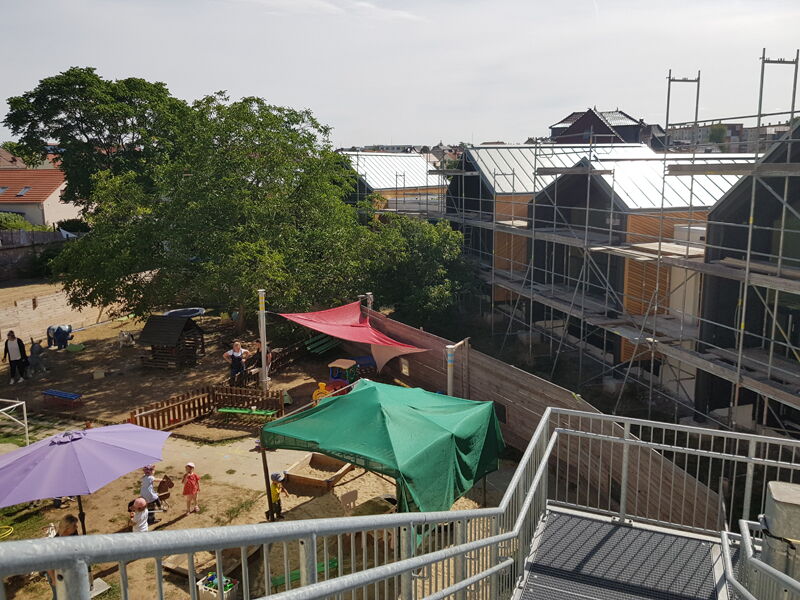 Ersatzneubau Kita Chladeniusstraße - Bauphase jetziger Außenspielbereich mit angrenzendem Neubau, Aufnahme 01082022
