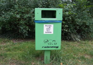 Das Foto zeigt eine grüne Hundetoilette.
