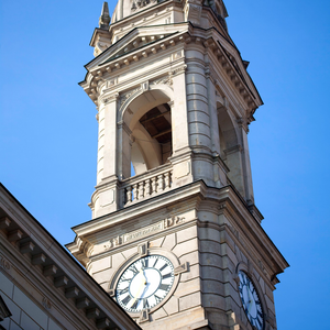 Auf dem Foto sieht man den Turm des Rathauses und die Rathausuhr.