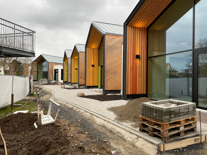 Ersatzneubau Kita Chladeniusstraße - farblich gestaltete Eingangsbereiche der künftigen Innnenhofseite, Aufnahme 27022023