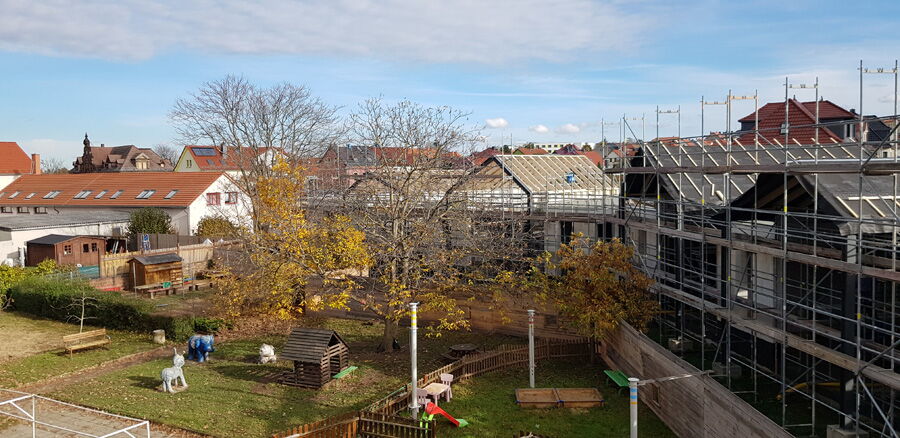 Ersatzneubau Kita Chladeniusstraße, Bauphase jetziger Spielplatz mit Bauzaunfenster für die Kinder - Aufnahme 11112021