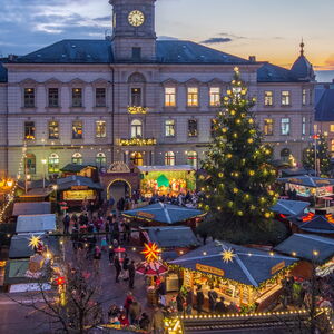 Ansicht des Großenhainer Weihnachtsmarktes im Abendlicht.