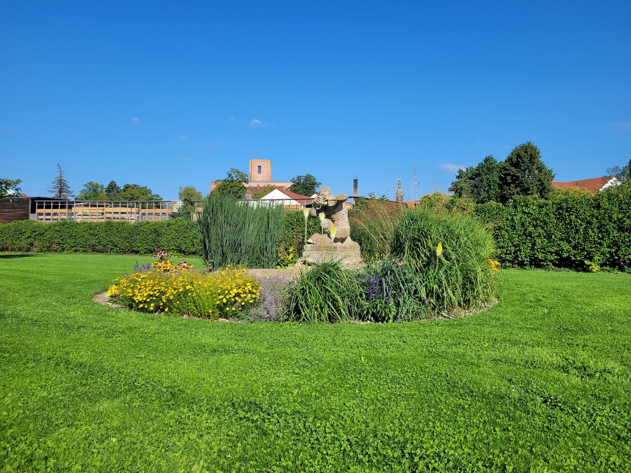 Das Foto zeigt die Skulptur des Faun in der Außenanlage des NEB.
