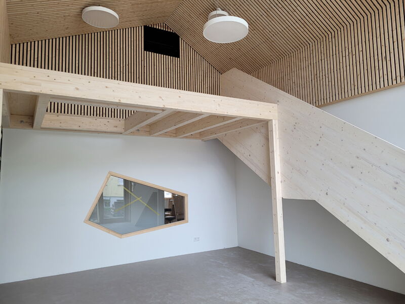 Ersatzneubau Kita Chladeniusstraße - Aufbau des Spielpodestes im Gruppenraum, Aufnahme 11042023