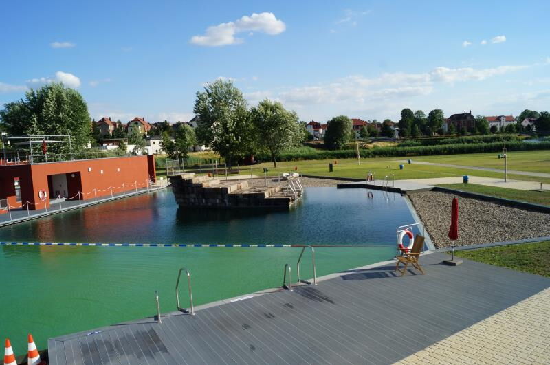 Foto zeigt den Sprungbereich und die Liegewiese.