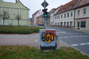 Das Foto zeigt einen beschmierten Verteilerkasten am Steinweg.