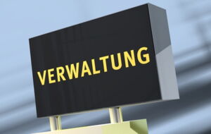 Symbolbild zeigt ein Hinweisschild mit der Aufschrift "Verwaltung".