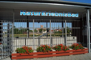 Foto vom Eingang des NEB (im Hintergrund Kulturschloss, Rathaus, Marienkirche).