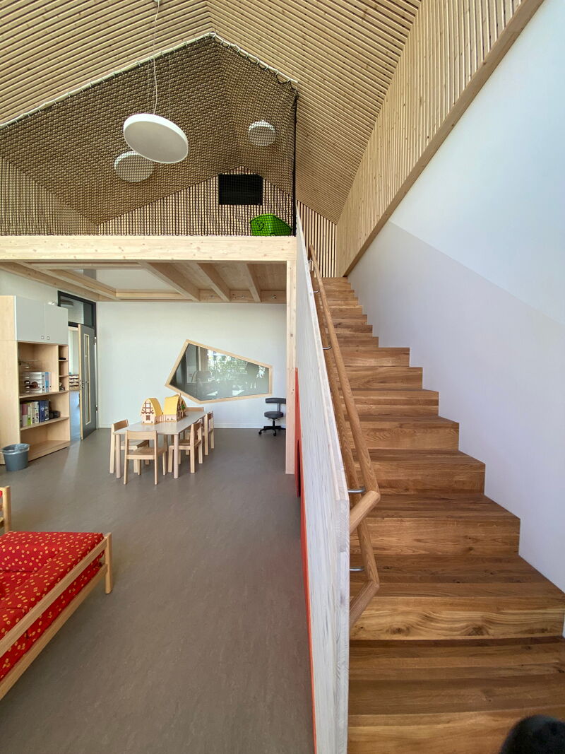 Ersatzneubau Kita Chladeniusstraße - Blick auf das Spielpodest im Gruppenraum, Aufnahme 01062023