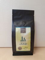 Das Foto zeigt eine Kaffeepackung. Darauf zu sehen ist das Großenhainer Rathaus und der Schriftzug "Großenhainer Stadtkaffee".