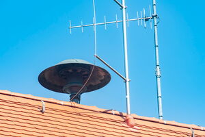 Das Foto zeigt eine Sirene auf einem Hausdach.