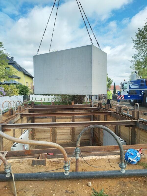 Bau unterirdischer Löschwasserbehälter und Neugestaltung Freianlagen im Bereich der Löschwasseranlage, OT Zabeltitz am Triftweg - Einheben der Teile für Löschwasserbehälter, Aufnahme Stadtverwaltung Großenhain, 15042024