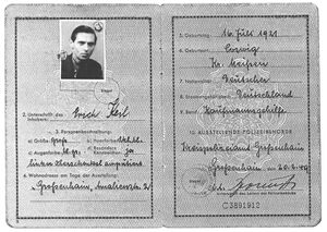 Die schwarz-weiß Fotografie zeigt den Personalausweis eines Mannes, ausgestellt im Jahr 1949.