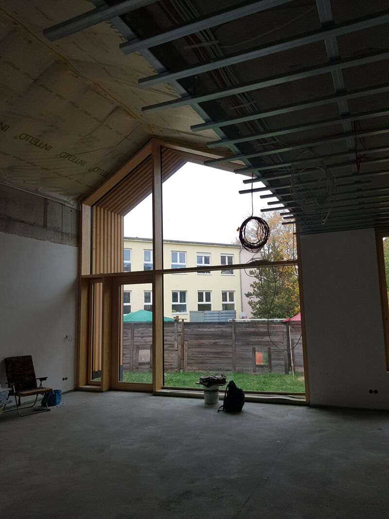 Ersatzneubau Kita Chladeniusstraße - Bauphase Blick aus der Baustelle zum jetzigen Kitagebäude, Aufnahme 19102022