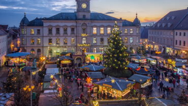 Ansicht des Großenhainer Weihnachtsmarktes im Abendlicht.