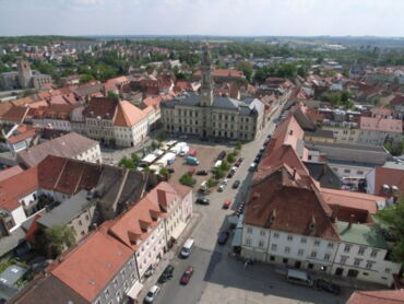 Rathaus und Hauptmarkt Das Foto zeigt einen Blick auf das Rathaus und den Hauptmarkt. Man sieht die Häuser der Stadt und die Autos, die auf den Straßen fahren.
