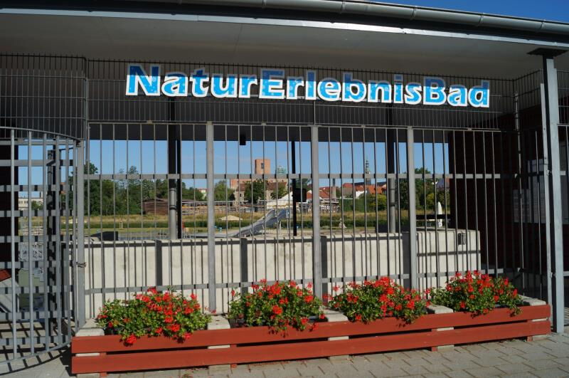 Foto vom Eingang des NEB (im Hintergrund Kulturschloss, Rathaus, Marienkirche).