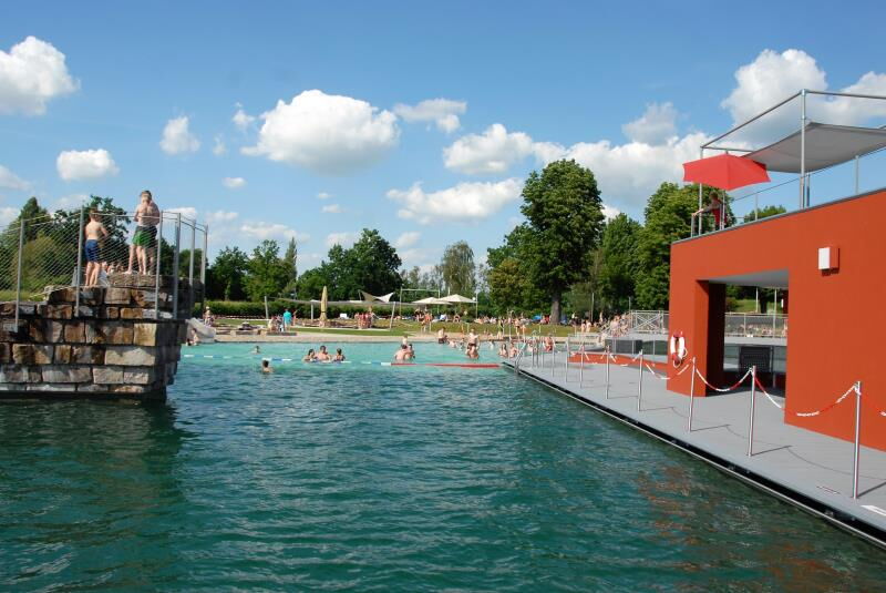 Das Foto zeigt auf der linken Seite den Sprungfelsen und auf der Rechten Seite die Aufsichtsplattform des NEB-Teams.