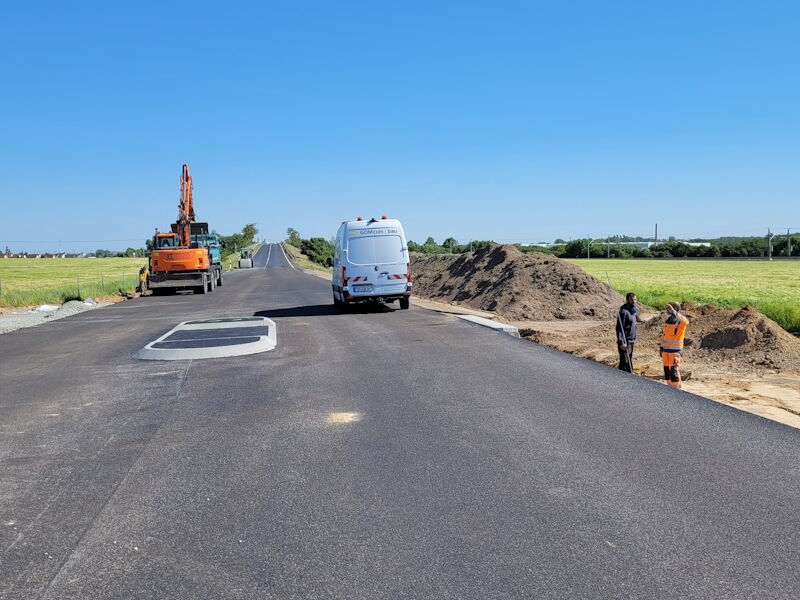 B 101 Radwegebau Großenhain bis Priestewitz, Verkehrsinsel am Abzweig zum Gewerbegebiet - Bauherr LASuV mit Beteiligung Stadt Großenhain, Aufnahme Stadtverwaltung Großenhain, 17.05.2024