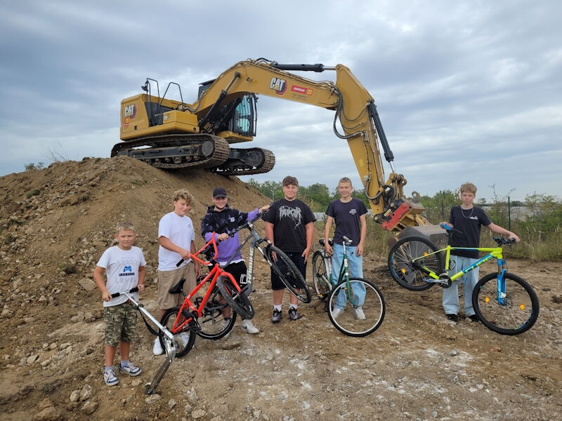 Bau einer Pumptrack-Anlage, Spatenstich zum Baubeginn mit den zukünftigen Nutzern, Aufnahme Stadtverwaltung Großenhain, 18092023