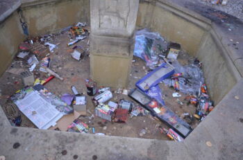Das Foto zeigt das Brunnenbecken des Vier-Tore-Brunnens, in dem sich der Silvestermüll häuft.