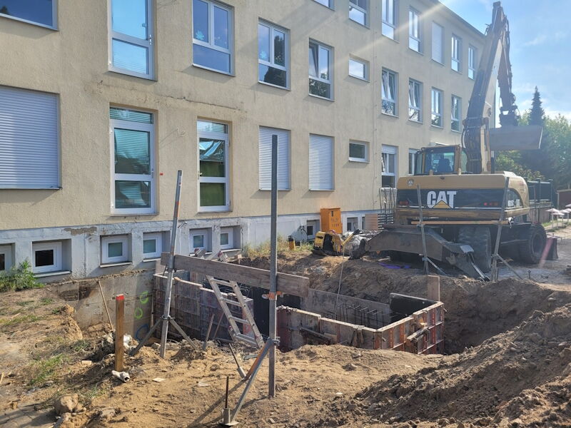 Ersatz der Außentreppe Fluchtweg im Kinderhaus Am Bobersberg, Bauphase, Aufnahme Stadtverwaltung Großenhain, 03.05.2024