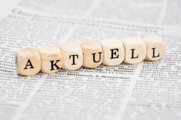 Hier sehen sie das Wort "Aktuell" mit Spielsteinen gelegt.