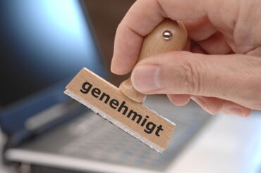 Bild zeigt einen Stempel mit der Aufschrift "genehmigt"