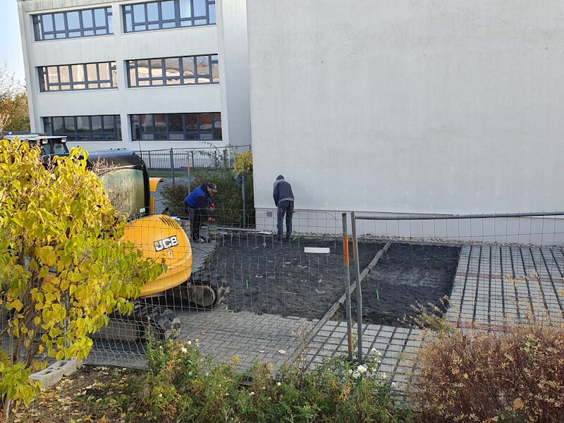 Neubau von zwei Außenfluchttreppen an der 2. Oberschule Am Schacht, Beginn der Tiefbauarbeiten am Westgiebel, Aufnahme Stadtverwaltg. Großenhain 06.11.2024