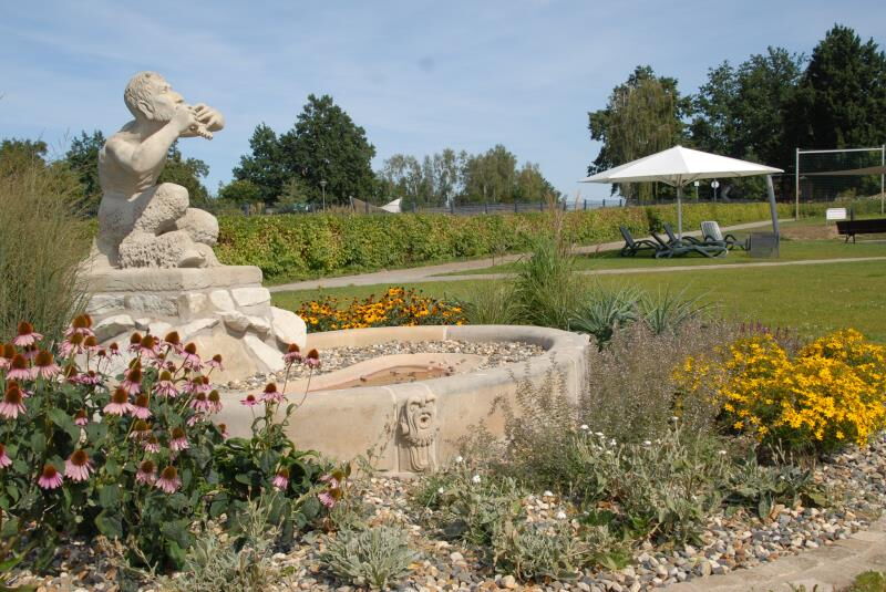 Das Foto zeigt die Sandsteinfigur eines Faun.