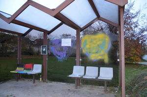 Das Foto zeigt die beschmierte Buswartehalle M.-Scheumann-Str. an der 2. GS Bobersberg.