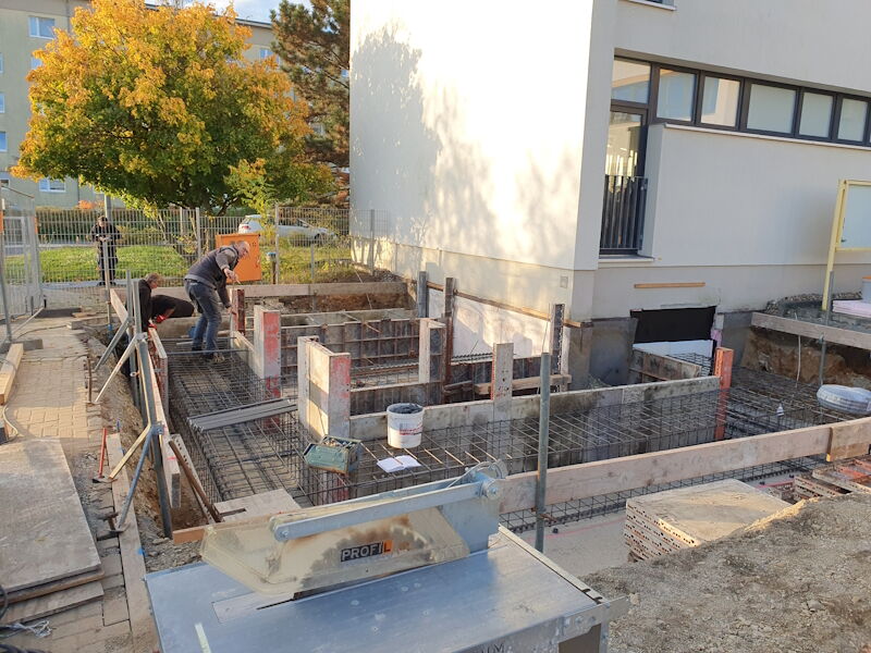 Neubau von zwei Außenfluchttreppen an der 2. Oberschule "Am Schacht, Tiefbauarbeiten am Ostgiebel, Aufnahme Stadtverwaltg. Großenhain 22.10.2024