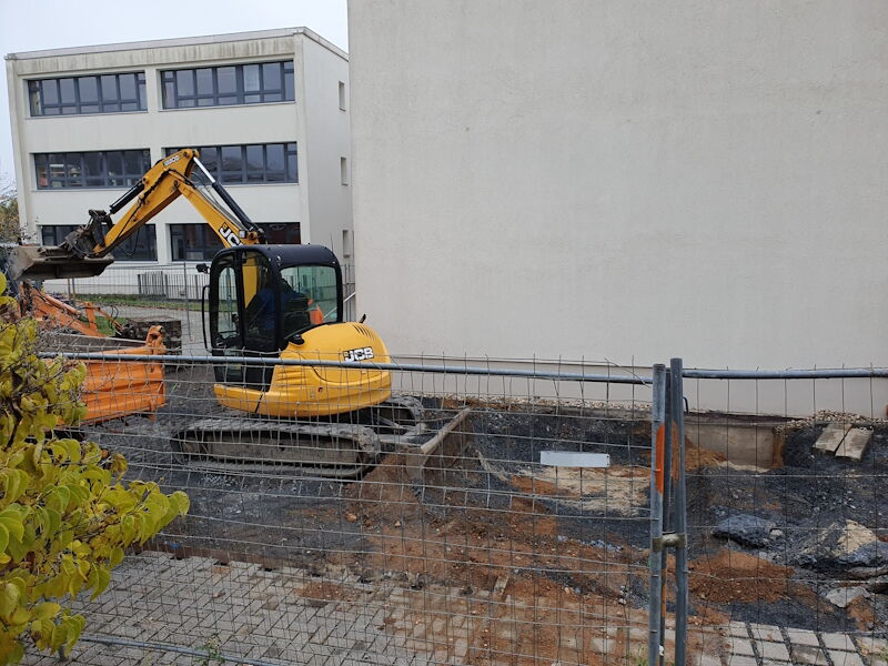 Neubau von zwei Außenfluchttreppen an der 2. Oberschule Am Schacht, Tiefbauarbeiten am Westgiebel, Aufnahme Stadtverwaltg. Großenhain 12.11.2024