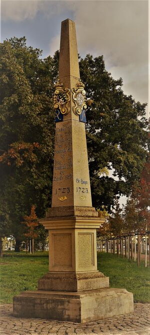 Das Foto zeigt die Postmeilensäule an der Dresdner Straße in Großenhain. Das Bild ist choloriert.