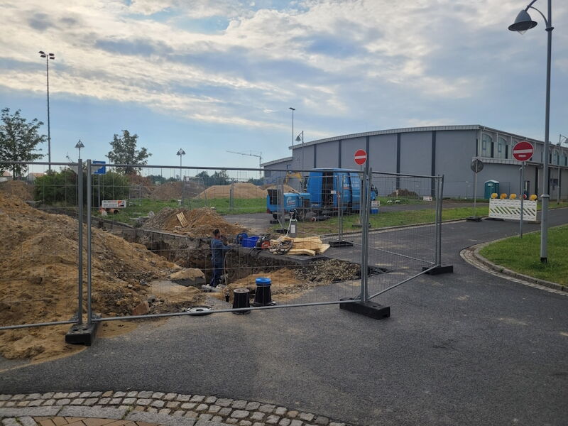 Errichtung einer neuen Judohalle als Anbau an die bestehende Rödertalsporthalle in Großenhain, vorbereitende Arbeiten, Aufnahme Stadtverwaltg. Großenhain, 15.08.2024