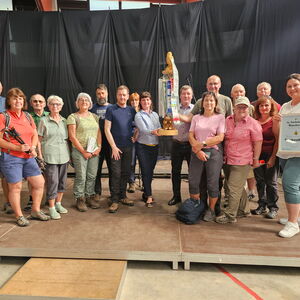 Mitarbeiter der Stadt Großenhain und von SV Motor Großenhain empfangen den Staffelstab zur Ausrichtung des Sächsischen Wandertages in Großenhain im Jahr 2026