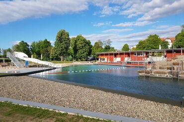 Das Foto zeigt einen Panoramablick auf das NaturErlebnisBad.