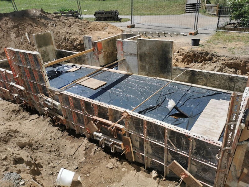 Ersatz der Außentreppe Fluchtweg im Kinderhaus Am Bobersberg, Bauphase Erneuerung Gründungskörper, Aufnahme Pl.büro Höna aus Großenhain 15.05.2024