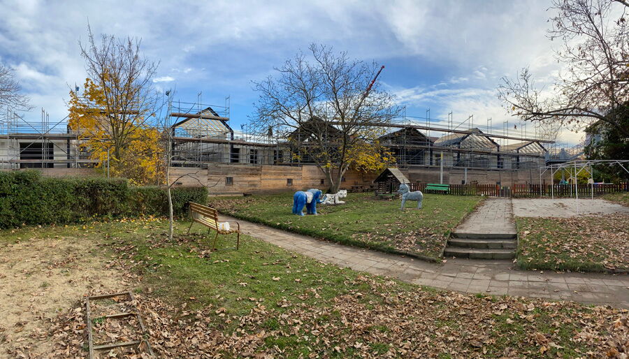 Ersatzneubau Kita Chladeniusstraße, Bauphase jetziger Spielplatz mit Bauzaunfenster  für die Kinder - 1 - Aufnahme 11112021