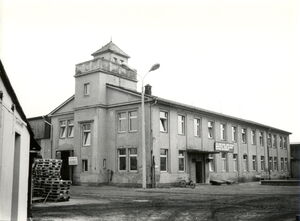 Das schwarz-weiß Foto zeigt einen zweistöckigen Industriebau.
