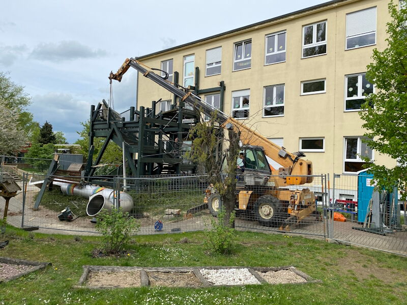 Ersatz der Außentreppe (Fluchtweg) im Kinderhaus Am Bobersberg - Abriss Altbestand der Fluchttreppe, Aufnahme Stadtverw. Großenhain, 11.04.2024