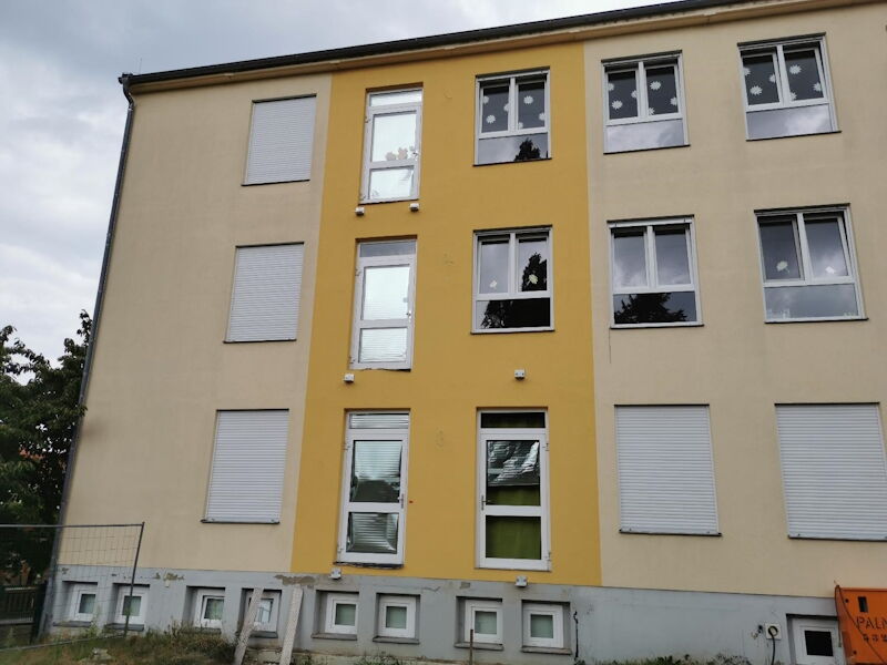 Ersatz der Außentreppe Fluchtweg im Kinderhaus Am Bobersberg, Bauphase Abbau Gerüst in Vorbereitung für Anbau der neuen Fluchttreppe, Aufnahme Pl.büro Höna aus Großenhain 24.07.2024