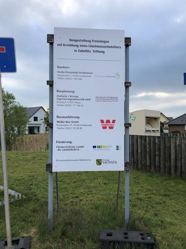 Bau unterirdischer Löschwasserbehälter und Neugestaltung Freianlagen im Bereich der Löschwasseranlage, OT Zabeltitz am Triftweg - Bautafel, Aufnahme 15042024