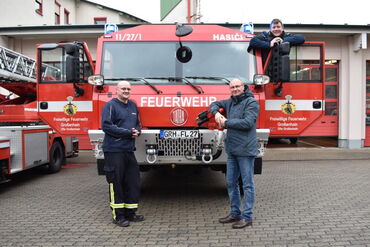Das Foto zeigt das neue Großtanklöschfahrzeug. Auf dem Bild sind der Oberbürgermeister, der Stadtwehrleiter und Matthias Schmieder, Geschäftsbereichsleiter SKO, zu sehen.