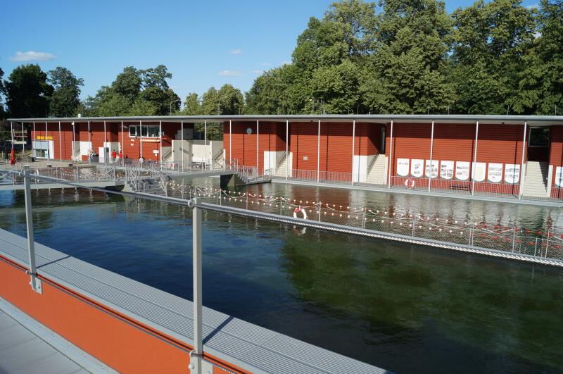 Das Foto zeigt das Funktionsgebäude mit Imbiss-Bistro.