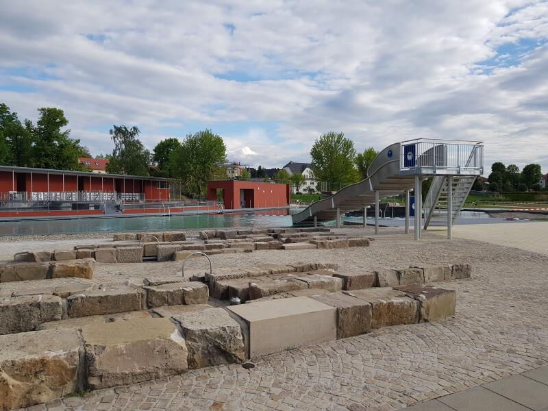 Das Foto zeigt den Spielbach und die Breitwellenrutsche.